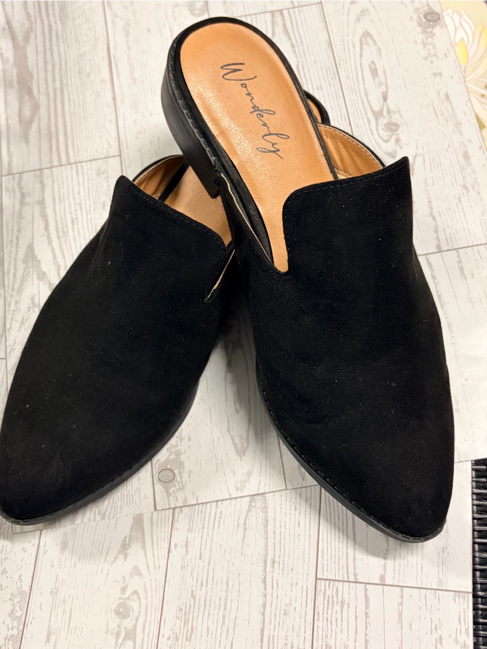 Wonderly Black Cher 8.5 Suede Mule Slides